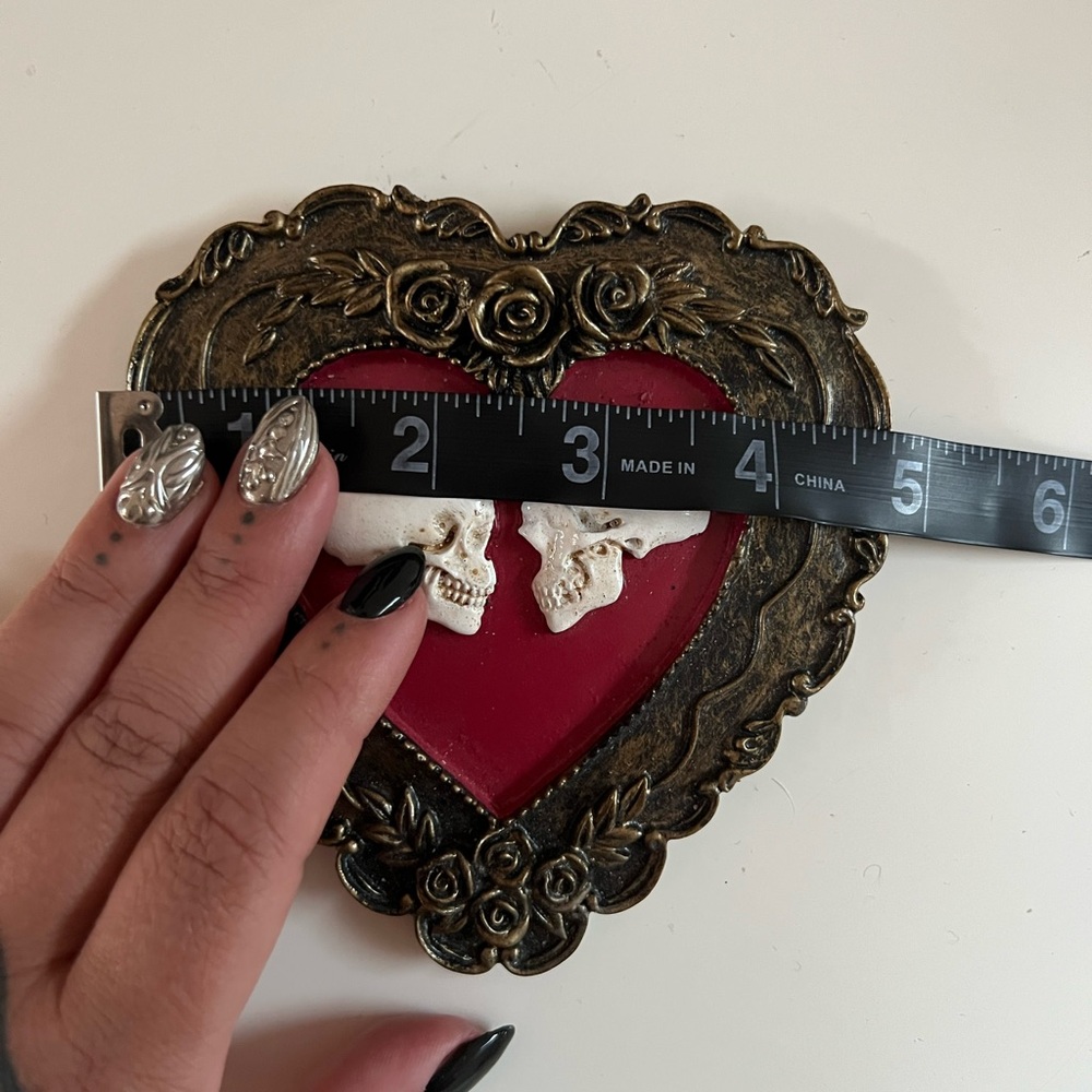 Heart-Shaped Skull Wall Decor - Picture 4 of 5